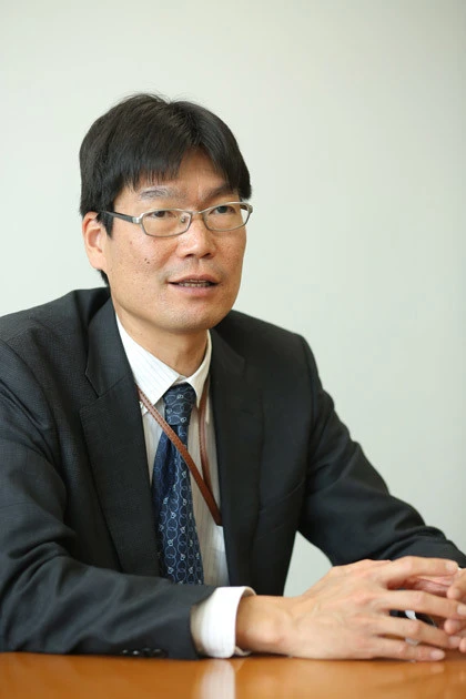 川崎滋生 2000年に入社。グループ会社「カルビーポテト」に出向し、じゃがいも契約農家のフィールドマンを務めた経験も