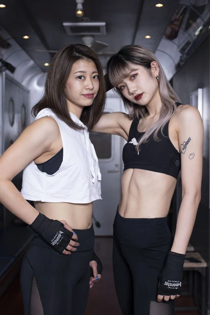 bーmonsterのパフォーマーのCathyさん(左)とRIERUさん。一見クールだが、プログラムが始まると豹変。お客さんを熱く煽る