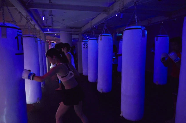 若者を中心に会員数を伸ばしている「bーmonster」。非日常間のあるスタジオなら激しいトレーニングにも耐えられる...その理由とは?