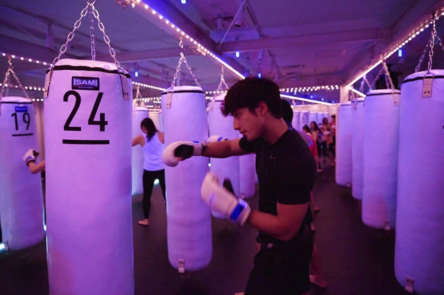 プログラムはサーキット、シャドー、サンドバッグの3パートに分かれていて、計45分間。有酸素運動を混ぜた、全身運動はとにかくハード!