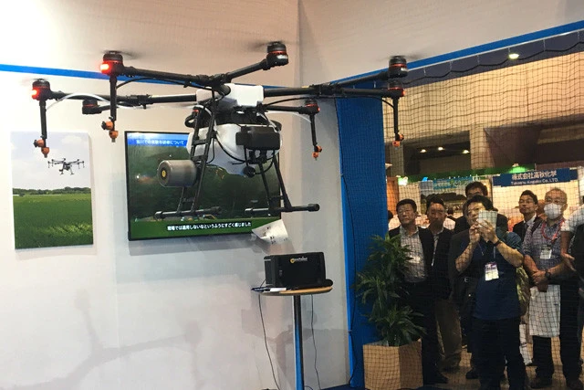 昨秋、千葉・幕張メッセで開催された「国際次世代農業EXPO」で行なわれたMG-1のデモンストレーション飛行。ドローンがホバリングする様子を来場者が興味深く見守っていた