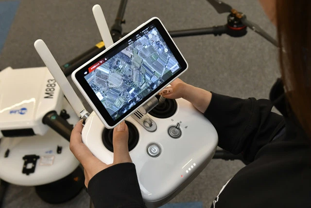 操縦はラジコンとほぼ同じ。プロポ(送信機)には、モニターがついていて、バッテリー残量などフライト情報が映し出される