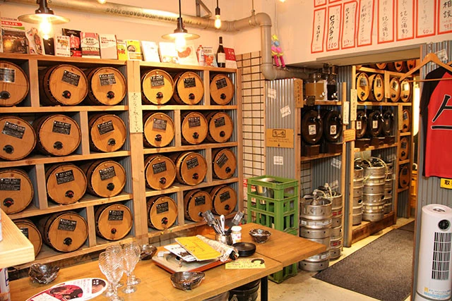 「大衆和牛酒場 コンロ家」では１００種のワイン樽のほか、店舗によっては生ビールも３０分２９０円で楽しめる