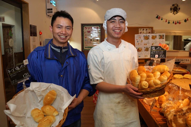 パン・アキモトでパン作りを学ぶクウァンさん、ティンさん(左から)