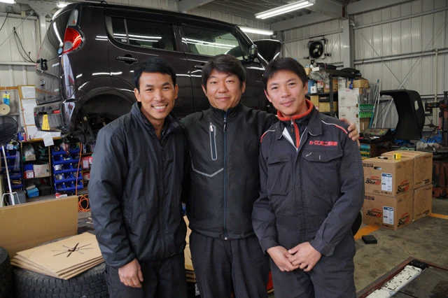 日系企業が相手の仕事も多いため、日本式経営も必要だが、それも元技能実習生が担っている。日本で働くふたりの実習生と田中社長(中央)