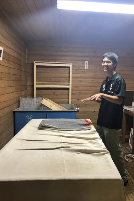 蒸した米を冷ます作業を行なう部屋。部員たちはほとんど休みなく酒造りを実践している。その日々は、リアルな蔵人そのもの