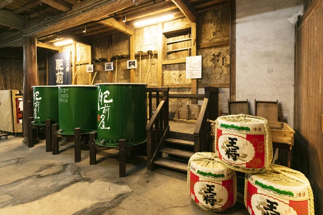 「肥前屋」の店内には、櫂(かい)という棒を使ってタンク内をかきまぜる酒造りの疑似体験スペースもあり、観光客をもてなす