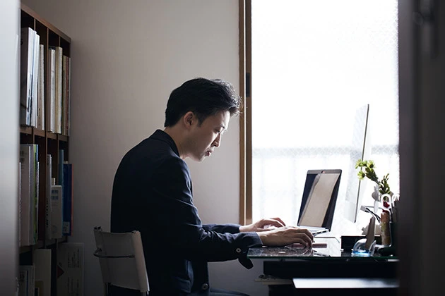 サラリーマンの会議はリアル(上)からリモート(下)で大きく様変わり。リアルの場では強い圧で仕切っていたタイプの人が力を失うことに?