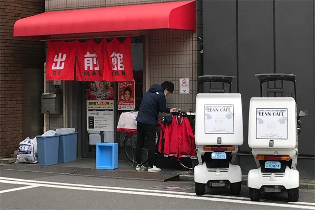 出前館の配達拠点。注文依頼は本部からここに送られ、拠点の担当者が配達員に指示を出す