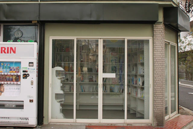 「ROAD BOOK」は看板すら置かず、知っている人だけが来られる古本屋。商品の多くは、利用者が不要になった本を店内の木箱に入れ、それを陳列して販売している