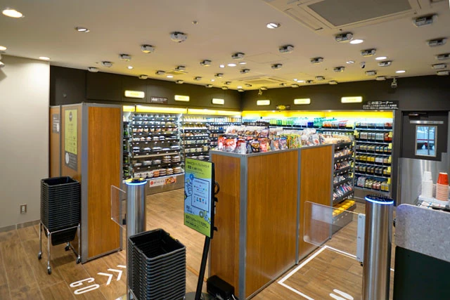 天井一面にAIカメラが設置された「ファミマ!!サピアタワー/S店」の店内。このカメラが客の購入商品を認識し、決済をスムーズにしている