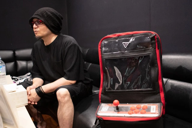 バンブー氏が開発したゲーセンバッグ。中央にタブレットを挿入し、Ｂｌｕｅｔｏｏｔｈでゲームが遊べる。もろもろの開発費から、試作品を定価５万９８００円で販売していたが、「『プレステ５』より高いじゃん」と言われて現在は４万円程度にディスカウント中