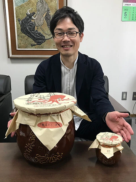 淡路屋代表取締役副社長・柳本雄基(やなぎもと・ゆうき)さんと、全国的にも有名な名物駅弁にして淡路屋の主力商品「ひっぱりだこ飯」