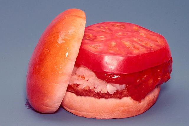 創業期のモスバーガー。当時は現在よりも香辛料が強めでスパイシーなソースを使用。パティも牛豚合いびき肉（現在は牛ひき肉）だった