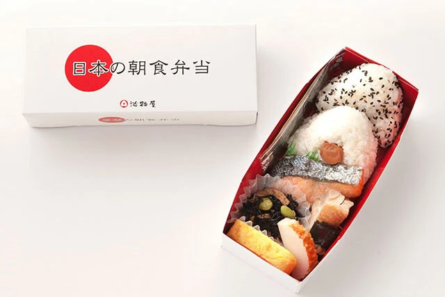 駅弁はボリューミーなものが多いので、朝の新幹線を利用する人のニーズには合わないということで開発された、おにぎりとおかずのシンプルな弁当。550円