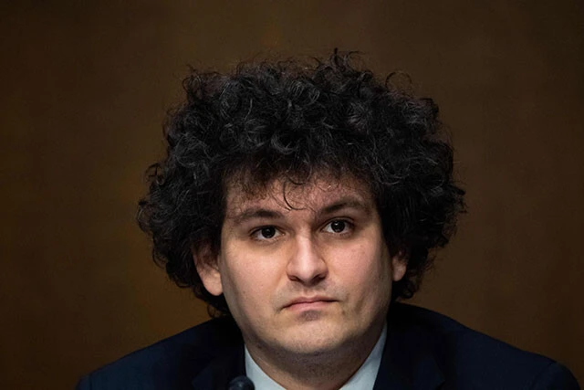 FTXのCEOだったサム・バンクマン＝フリード。飾らない風貌がネット上で愛され、好感度も高かった。ところが報道を境に数々の不正が明らかになり、評価は一転した