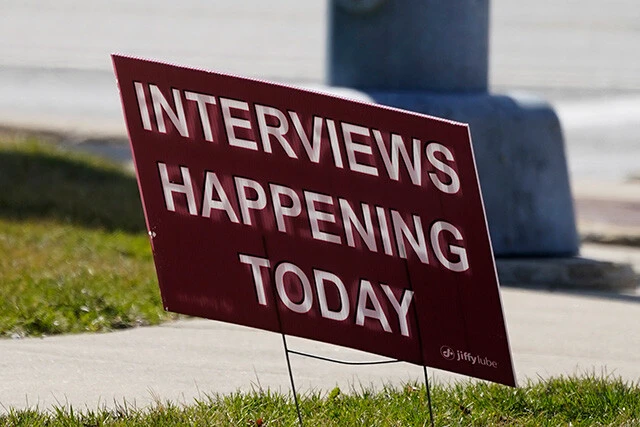 自動車整備チェーン「ジフィー・ルーブ」の店先に掲示された看板には「本日面接可能」の文字が。コロナ給付金が出たことで働かない人が急増。人材が枯渇している