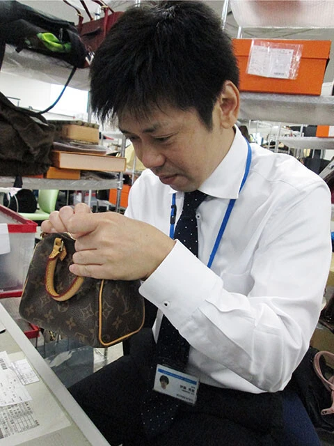 中古のブランド品の買い取り・販売しているコメ兵は円安で海外販売を伸ばしている。日本での査定は信頼度が高く、日本の中古品はキレイに保存されているためアジア圏での人気が高い