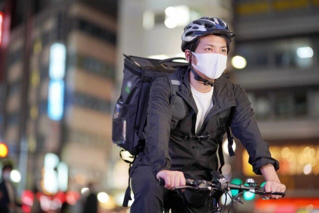 フードデリバリー配達員など、ギグワークを副業として始めるサラリーマンも増加中