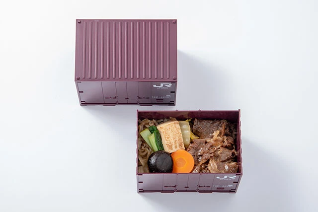 発売開始前からSNSで話題に。あまりに売れすぎて販売を一時休止した貨物弁当(1420円)。淡路屋とJR貨物とのコラボは初めて