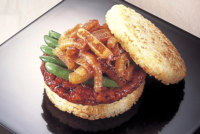 ８７年１２月に発売された初代のモスライスバーガー。直火焼きのつくねに、ソテーしたタマネギとインゲンをライスプレートで挟んだ逸品！