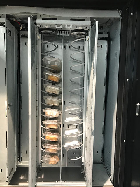 改良された冷凍自販機「ど冷えもん」内部。大きなサイズの商品も販売できるようになった