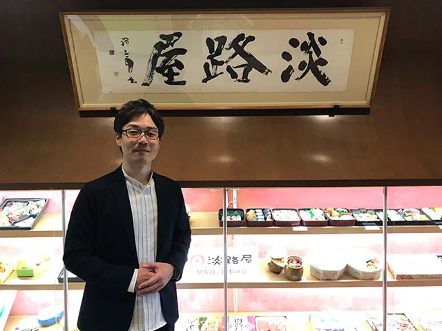 柳本雄基さん。1981年生まれ。大学卒業後しばらくしてから淡路屋に営業の社員として入社。26歳で係長、27歳で課長、29歳で次長、33歳で取締役、37歳で常務となり、2021年に副社長となる