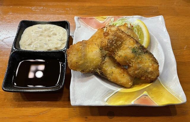 松浦市の小料理店「一期一会」のアジフライ(660円)はフィレタイプ。タルタルソースと普通のソースの両方で味が楽しめる