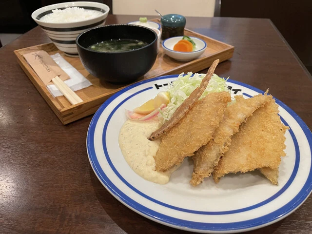 東京・市ヶ谷「トーキョーアジフライ」の手仕込みアジフライ定食(1500円)。ご飯にアジフライをのせ、卵黄醤油+パルメザンチーズをかける食べ方もあり