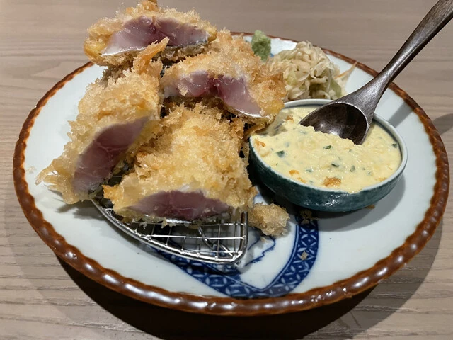 東京・五反田の「酒肴あおもん」の半熟アジフライ(1280円)。刺し身のような軽い食感のフライが楽しめる。もちろん完熟アジフライもある