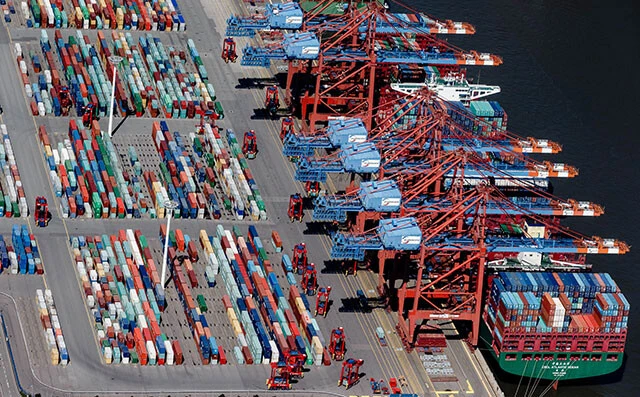 中国の海運最大手であるCOSCO(中国遠洋運輸)はドイツのハンブルク港湾ターミナルの買収を画策中。この買収に関してはドイツ政府内で賛否が真っぷたつに分かれて大モメ状態に!