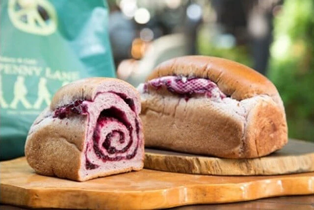 《栃木県那須町》「ペニーレイン」のブルーベリーブレッド　寄付金額：1万3000円　那須の行列パン店の人気商品が3斤届く。1本に約130gのブルーベリージャムを巻き込み、生地にもブルーベリーソースを練り込んでいる。