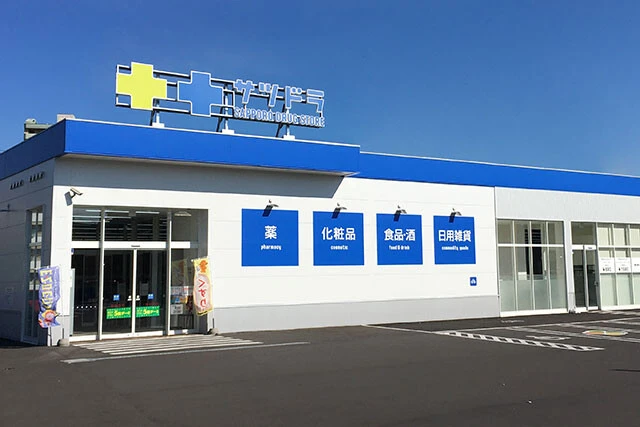 サッポロドラッグストアー/出店エリア 北海道、東京、福岡、沖縄/店舗  176店舗【5月31日時点】1972年創業で、通称「サツドラ」。道内に170店舗を展開し、ツルハに次ぐシェア2位。CMや店内BGMは道民なら皆、口ずさめる知名度を誇る。サツドラHDは東証プライムに上場している