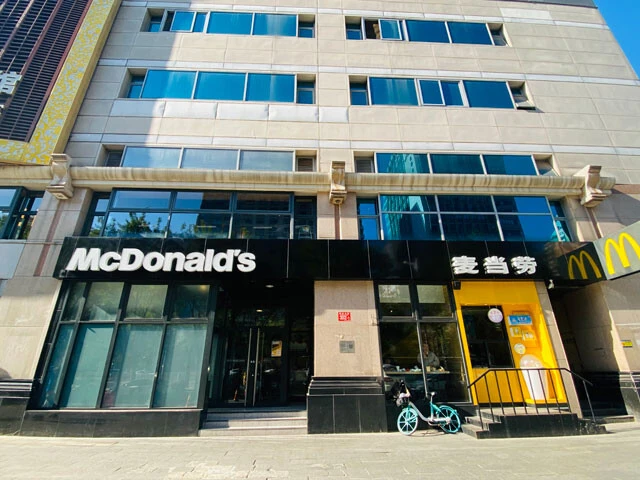 中国にはアルバイトの最低賃金の決まりがなく、面接の際に上司と給料の交渉をする。今年7月、北京では全日制労働者（正社員）の最低賃金（月収）が2320元（約4万8000円）から2420元（約5万500円）へと変更された。日本と比べると光熱費や通信費、交通費は安いが家賃が高いため、単身だと最低賃金ではとうてい生活できないという