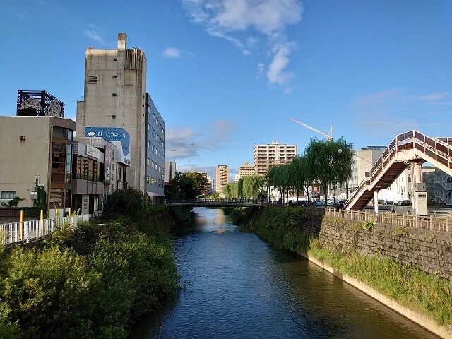 JR秋田駅から徒歩15分。旭川沿いの繁華街は、「川反エリア」として古くから賑わった