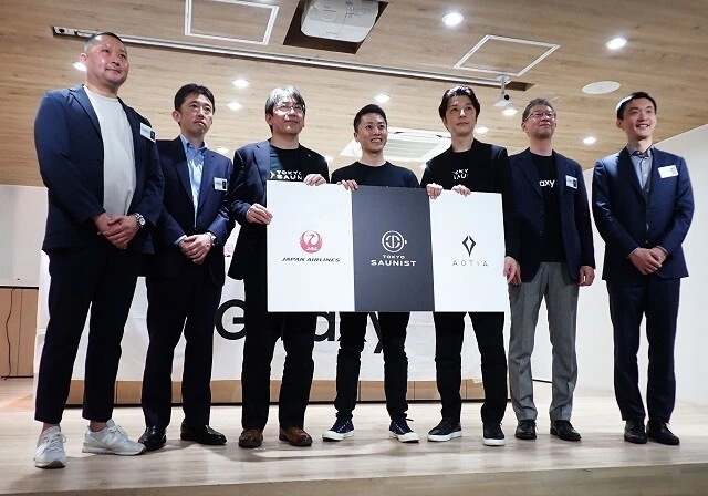 発表会で登壇した日本航空、アクティア、および開発支援企業の担当者。中央が日本航空イノベーション推進部で企画開発を担当した岡本昴之氏