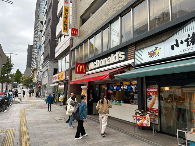 2023年7月に、店舗運営コストの上昇を背景に、賃料、人件費等の負担が特に大きい店舗において、都心型価格を新たに適用し始めた。通常店ではビッグマックが450円なのに対し、準都心店では470円、都心店では500円で販売されている。2013年に869円だった東京の最低賃金は2018年に985円に上がり、現在は1113円になっている