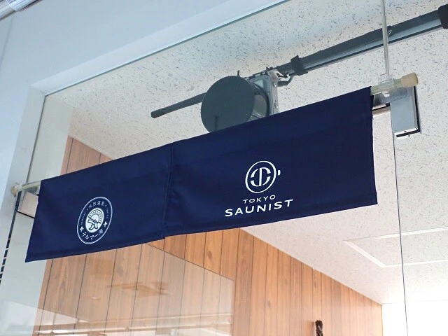 サウナ室入口扉上部に設置された「3D-LiDARセンサー」が出入りの人数をカウントする