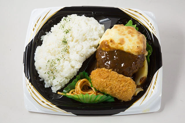 【ヨークフーズ】たいめいけん監修チーズハンバーグ弁当 528円［税込570円］。運営する株式会社ヨークの本社は東京都江東区。ヨークマートなども展開する、セブン＆アイ・ホールディングスのグループ会社。東京・神奈川・埼玉・千葉に101店舗展開（2021年6月1日現在）