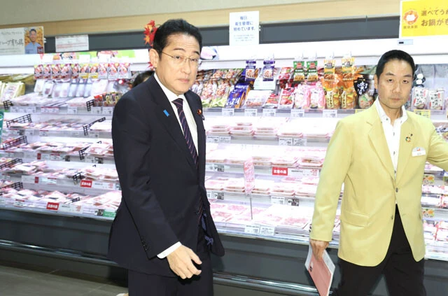 今年10月に都内のスーパーで値上げの現状を視察した岸田首相。賃金の伸びは物価の上げ幅に追いついていない