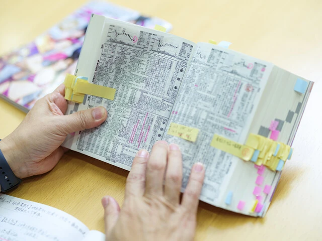 山本氏の四季報はマーカーや書き込み、付箋がびっしり