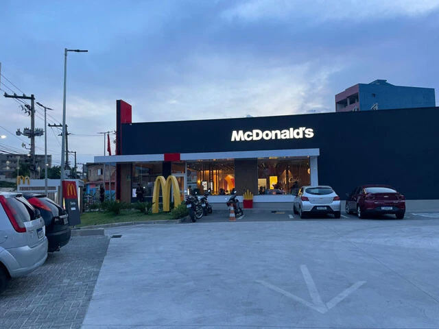 サンパウロ州の正社員の最低月給は1320レアル（約4万1000円）。アルバイトの最低月給はおよそ1080レアル（約3万3500円）。最低賃金を守らない雇用主も多く、市民は最低賃金や雇用主に納得していないが、それよりも仕事に就けることが幸運なため我慢し就労している。パンデミック以降、物価は平均30％ほど高騰し、ガソリンは40％ほど上昇した