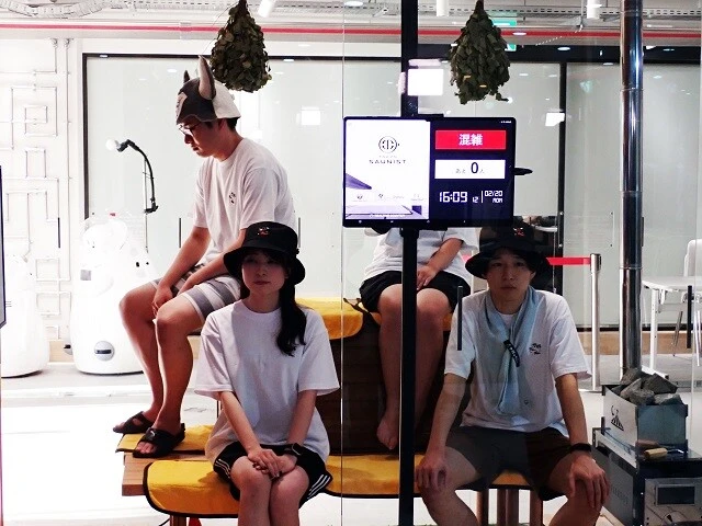 サウナ室のドア横に設置したタブレットのイメージ。人の出入りでリアルタイムに変動する