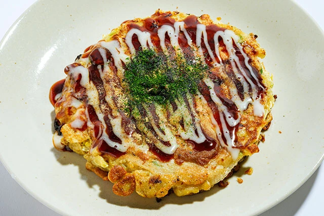 「冷凍 完全メシ　お好み焼　特製ミックス玉」はイカ、エビ、豚肉を使用。「本格的なクオリティで、ビールが欲しくなる一品」（クック氏）