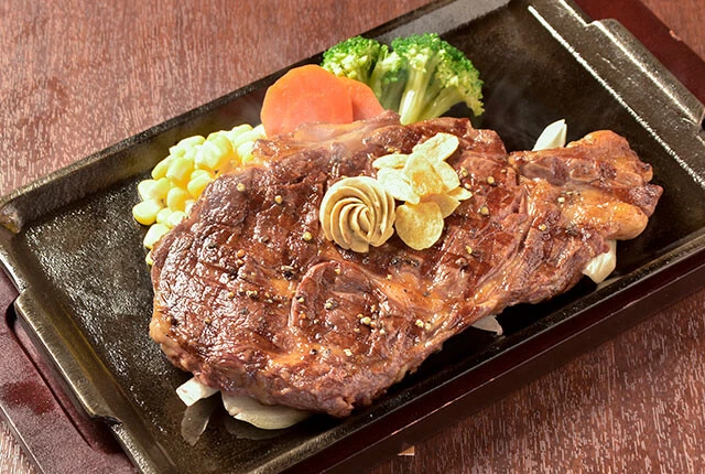 1g11円でオーダーカットに対応しているリブロースステーキ。イチボやワイルドステーキに比べるとやや高額だが、お値段以上の肉厚感を堪能できる