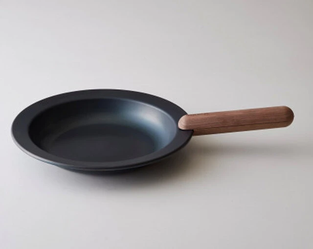 《大阪府八尾市》フライパン「ジュウ」&ハンドルセット Lサイズ 寄付金額:3万円 着脱できるスライド式ハンドルにより、収納しやすさと調理しやすさを両立したフライパン。お皿としてそのまま食卓にも出せる。