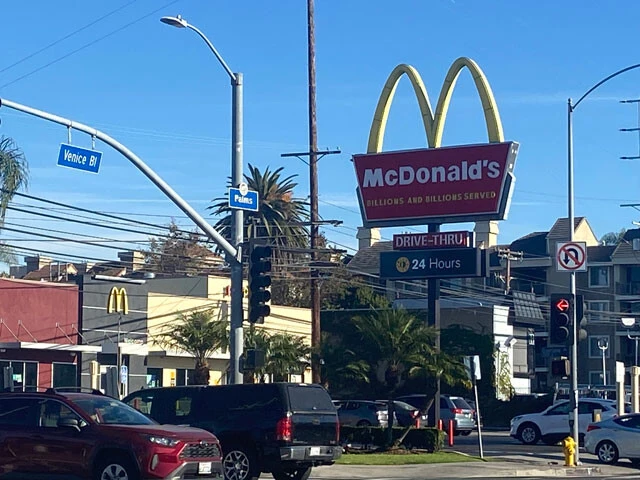 アメリカは州ごとに最低賃金が異なる。2024年4月1日以降、ファストフード店の最低賃金を20ドル（約3000円）に引き上げる法案にカリフォルニア州知事が署名し話題に。10ドル以下の食事は安いほう。物価や賃金の引き上げに伴い、雇用主に労働時間を削減され収入が減る人も多く、生活困窮者が増えてきている。チップがあるので、最低賃金でもなんとか働けている