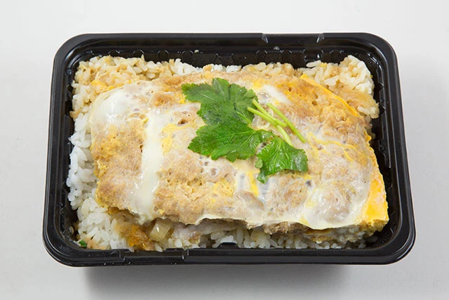 【オーケーストア】ロースかつ重　299円［税込322円］。本社は神奈川県横浜市。東京・神奈川・埼玉・千葉に137店舗展開（2023年3月期）