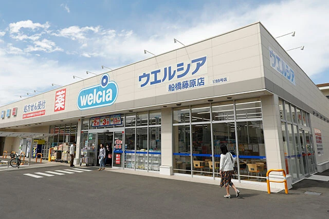 ウエルシア／出店エリア　全国／店舗数　2145店舗【2月28日時点／】業界で初めて売上高1兆円を突破した。合併に積極的で、昨年だけでも大阪のコクミン、沖縄のふく薬品との合併を発表。TポイントやWAONポイントとの連携でお得な買い物ができる大手チェーン店