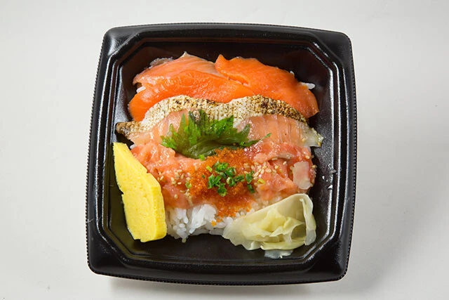 【サミットストア】サーモンたっぷり丼　398円［税込429円］。本社は東京都杉並区。サミットは住友商事の100％子会社。東京・神奈川・埼玉・千葉に118店舗展開（2021年3月末時点）